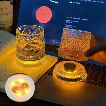抖音爆款轻奢旋转威士忌玻璃酒杯发光高级不倒翁啤酒杯解压转转杯