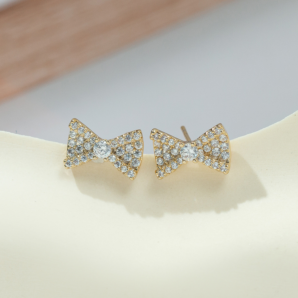 Xuhui accessories are exquisite and fashionable, with copper zirconium plated with real gold and silver needles. They are versatile, fresh and sweet, and come with bow stud earrings full figure