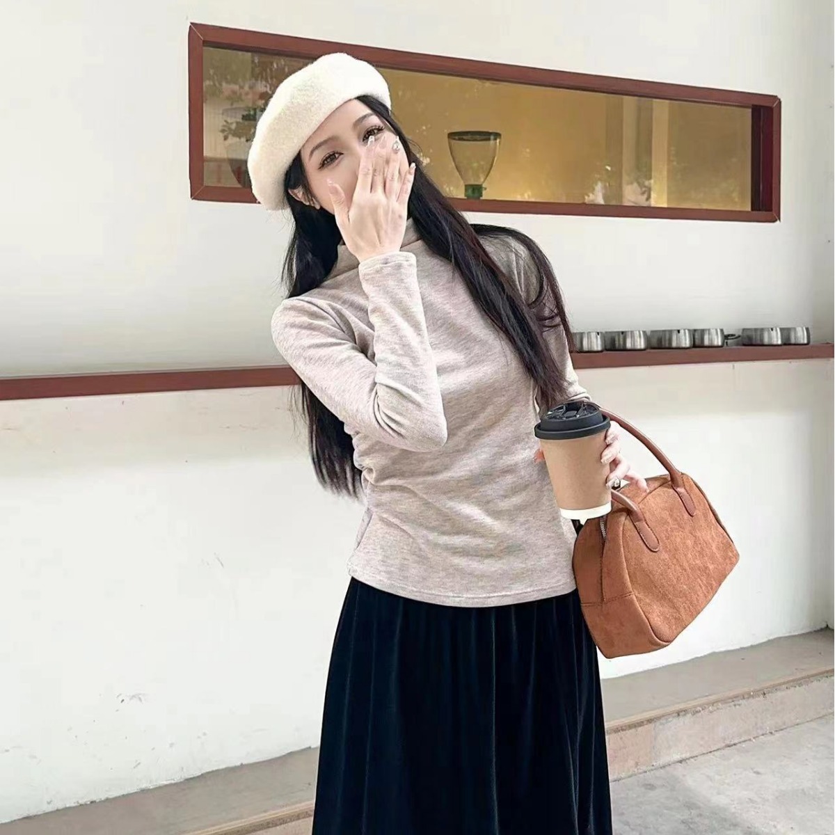 A new semi-high-neck, fleece and pleated slim-fit top for autumn and winter, paired with a brushed, thermostatic, threaded base layer for women Application Scenario