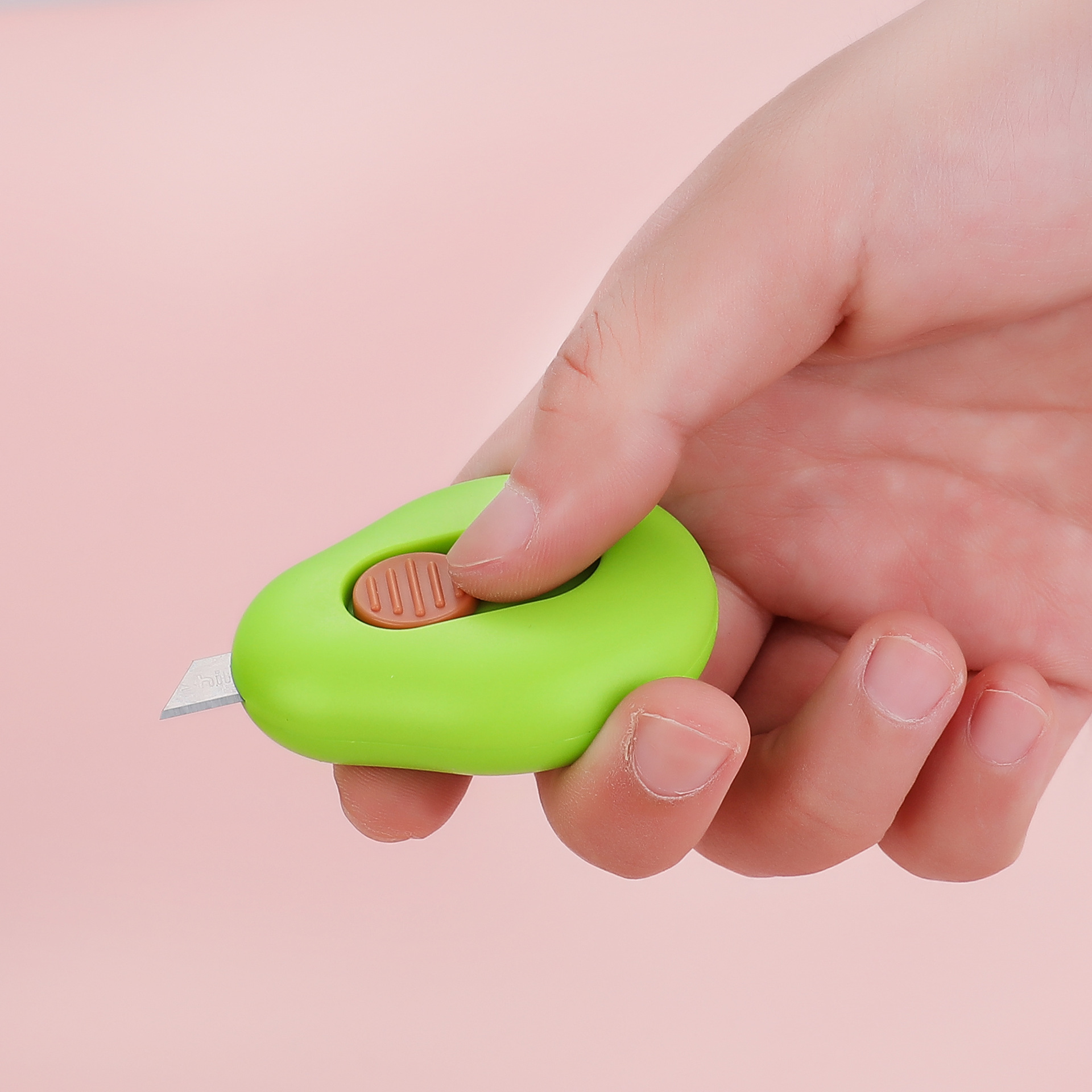 Pioneer 8149 Avocado Utility knife, parcel opening knife, paper cutting knife, wallpaper knife, hand knife, widely used by students Item Picture