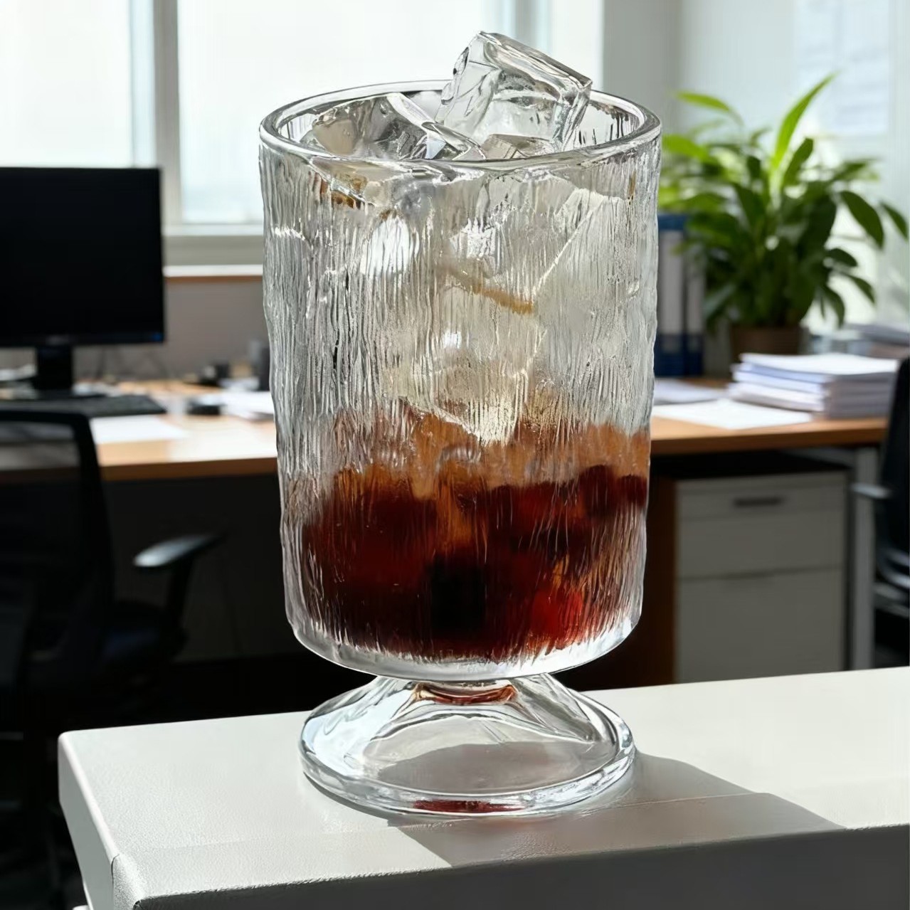 Niche retro low-stemmed cups, slightly tipsy wine glasses, Ins-style glass cups, juice cups, iced Americano cups, cocktail cups details Picture