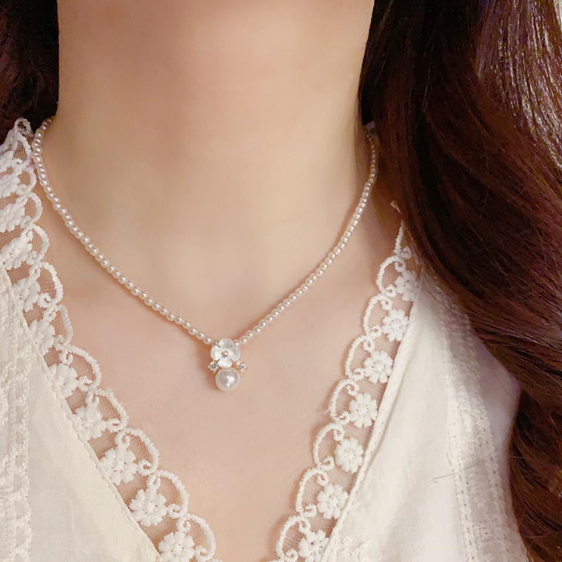 The 2025 new style of elegant, fashionable, gentle and versatile flower pearl pendant necklace with a light luxury and individual design sense collarbone chain