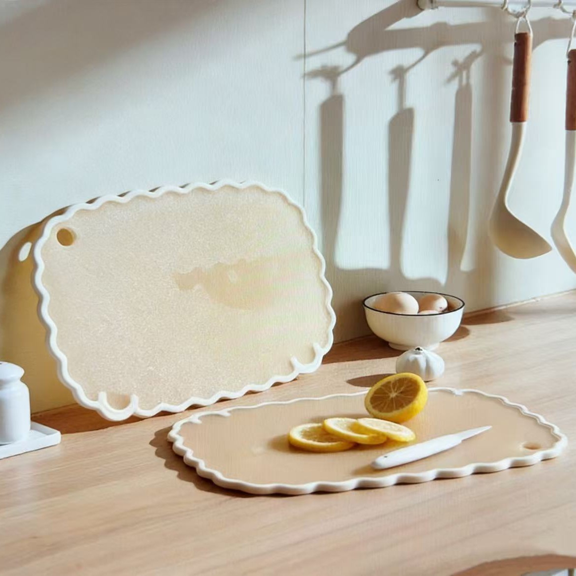 Ins-style checkerboard cutting board, cute shape, thick anti-slip plastic cutting board for complementary food Application Scenario