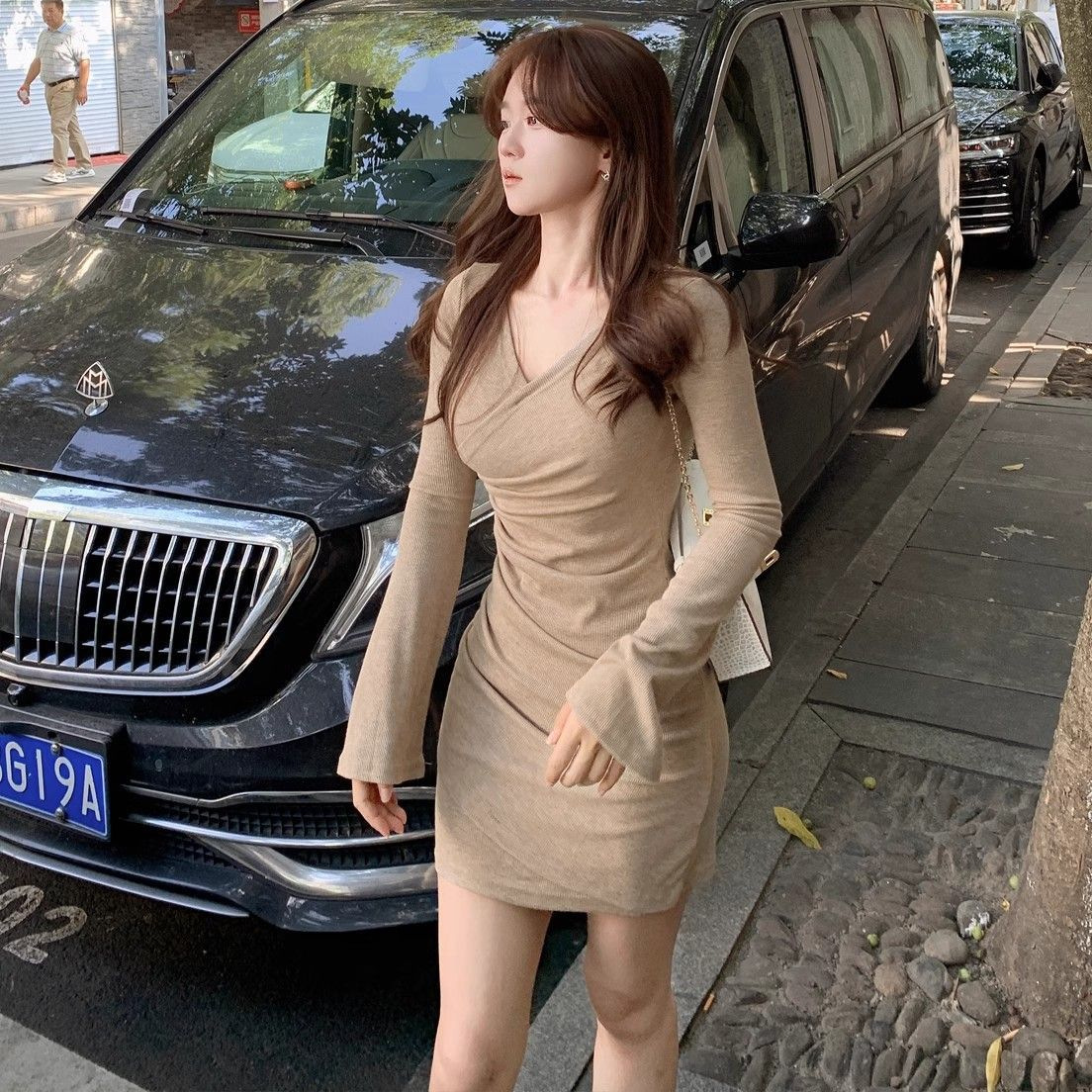 V领内搭加绒保暖连衣裙女秋冬款修身显瘦打底包臀裙辣妹长袖裙子