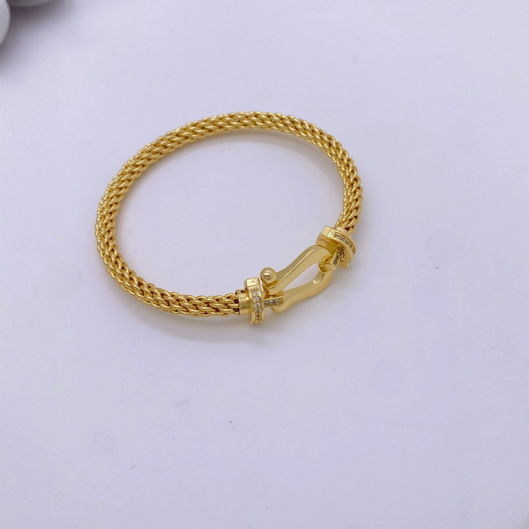 This 18K gold couple bracelet features a versatile horseshoe buckle and diamond inlay, exuding a sense of high-end European and American fashion Application Scenario