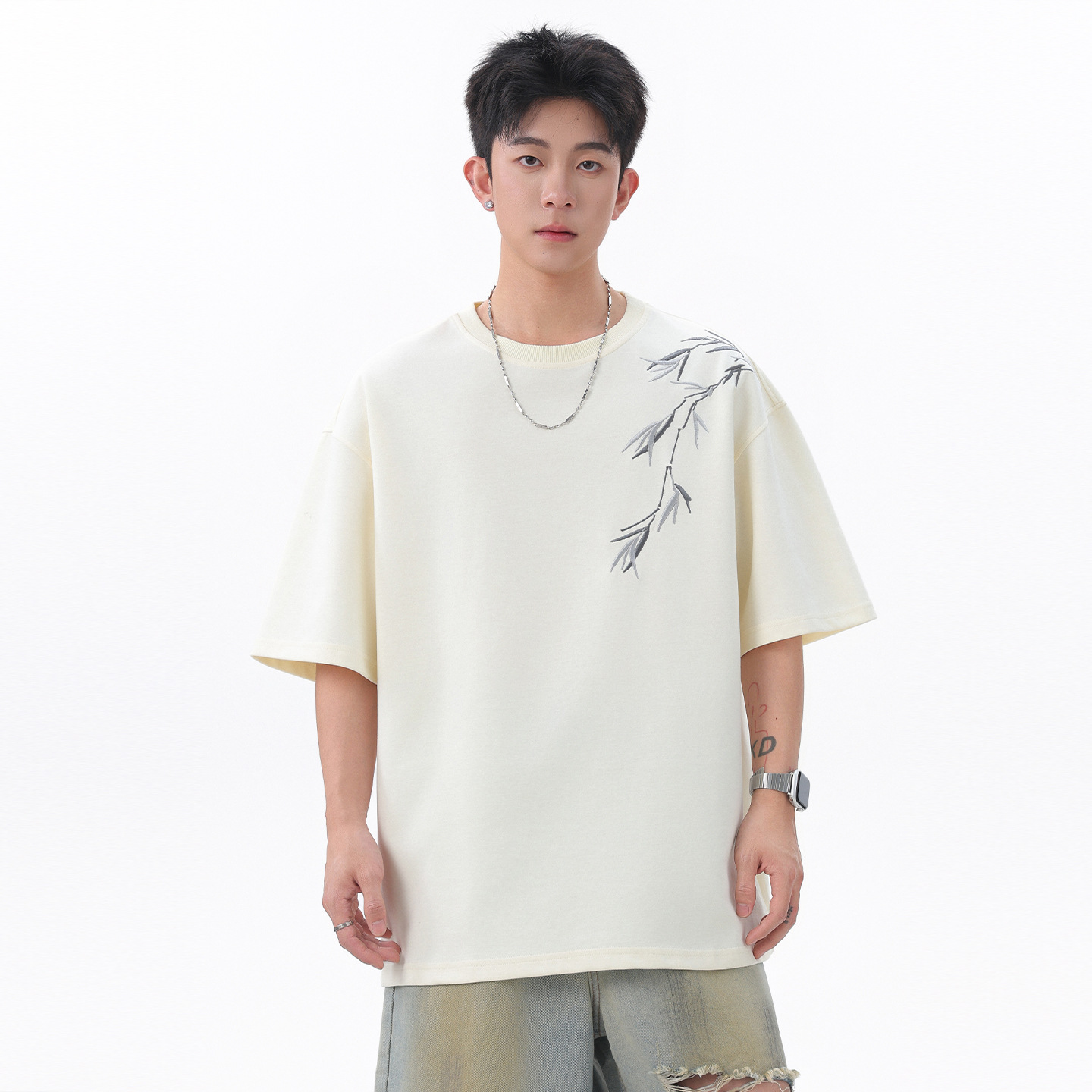 Beige short-sleeved T-shirt out of stock, short style with a large U-neck Application Scenario