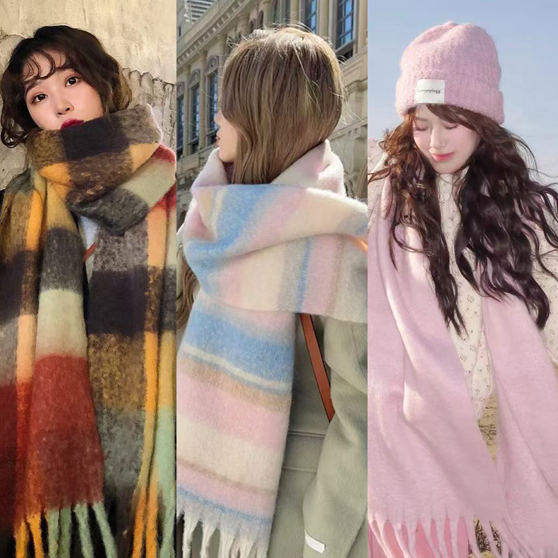 The scarf exudes a strong atmosphere in autumn and winter. It's a versatile and warm Korean shawl with a thickened and lengthened design. The scarf gives a light luxury and high-end feel