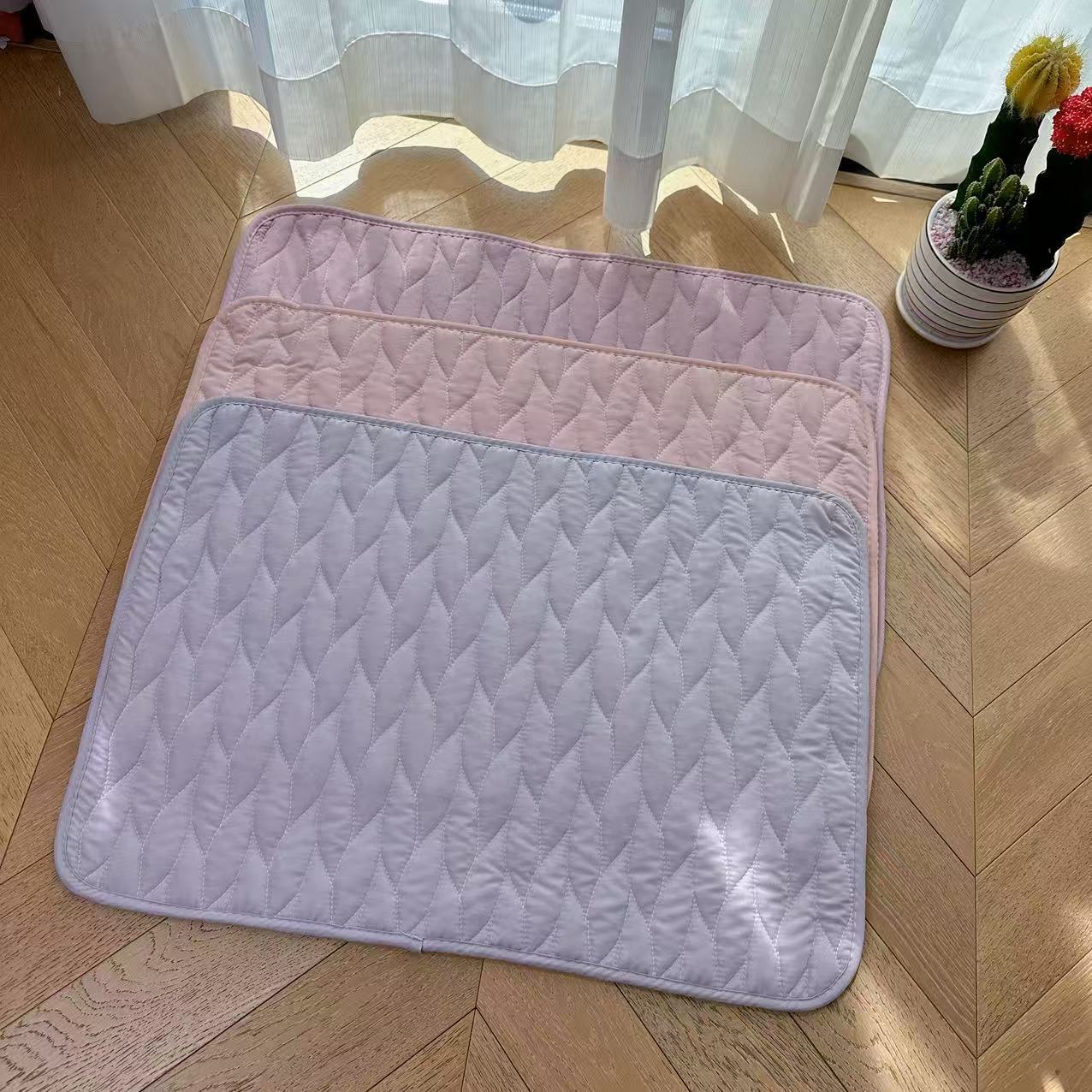 Plain quilted double-layer gauze art embroidered floor mat, anti-slip absorbent cotton foot mat, kitchen floor mat, breathable pet mat Application Scenario