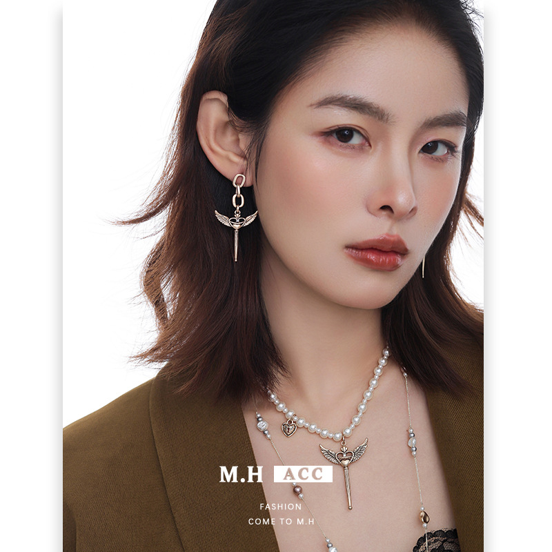 The Cupid's Wing series earrings feature an original design that exudes an exquisite, fashionable, retro and high-end feel. They are unique and versatile earrings for women details Picture