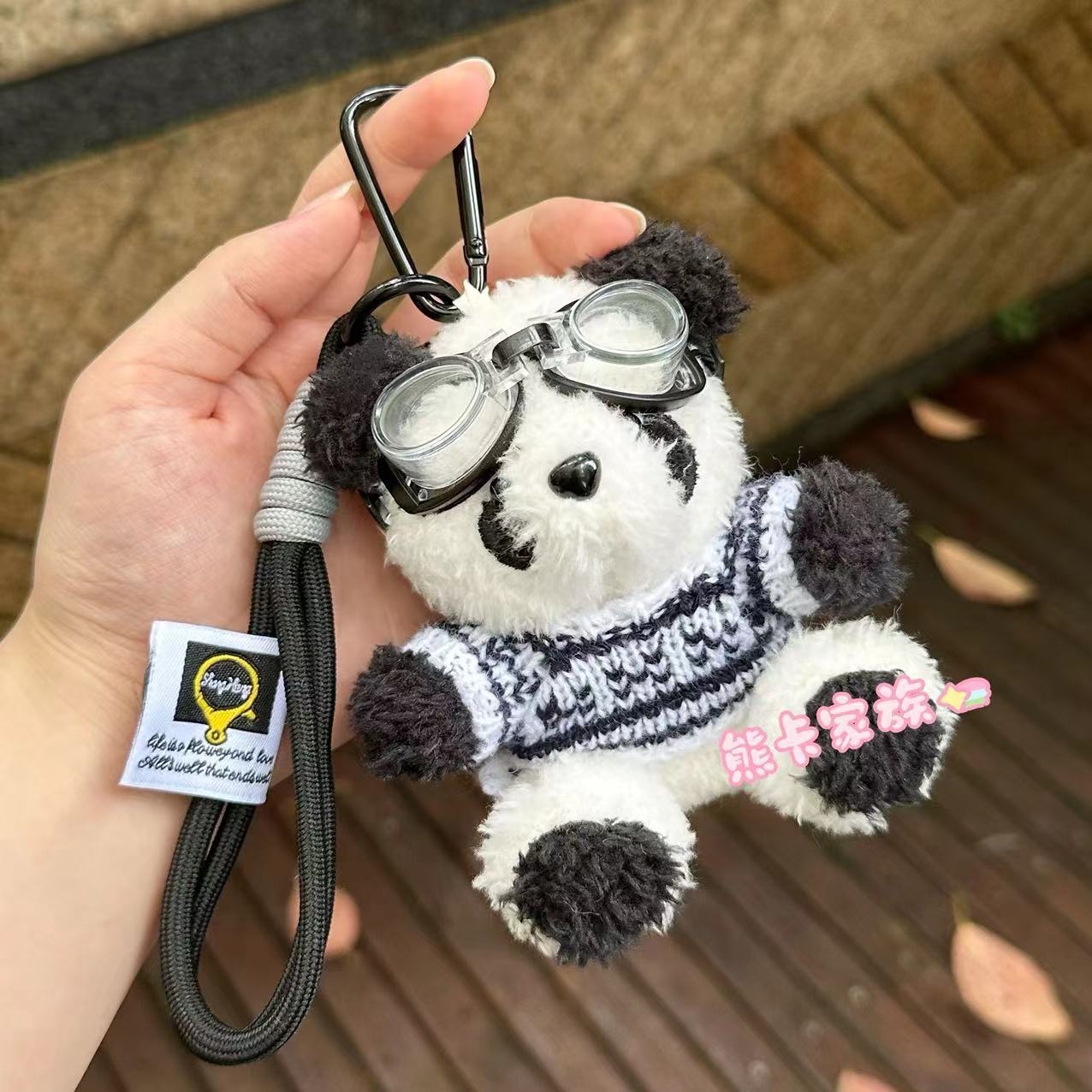 Original pilot panda cute cartoon bag keychain, Internet celebrity bestseller pendant, fashionable gift for couples Application Scenario