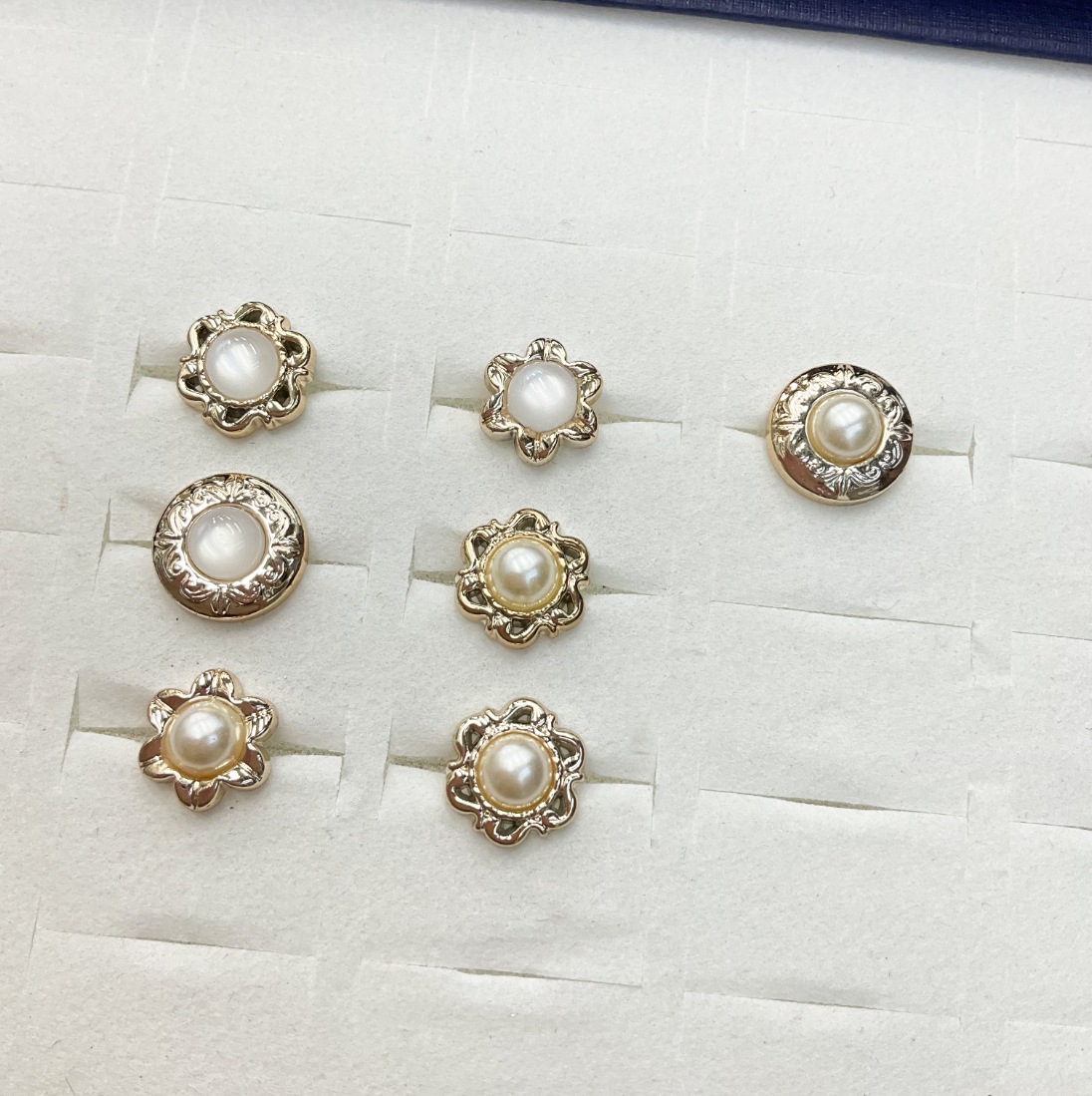 【 Factory Direct Sales 】 Pearl plastic button overcoats, windbreakers, shirts, suits, hand-sewn buttons, diamond inlays Application Scenario
