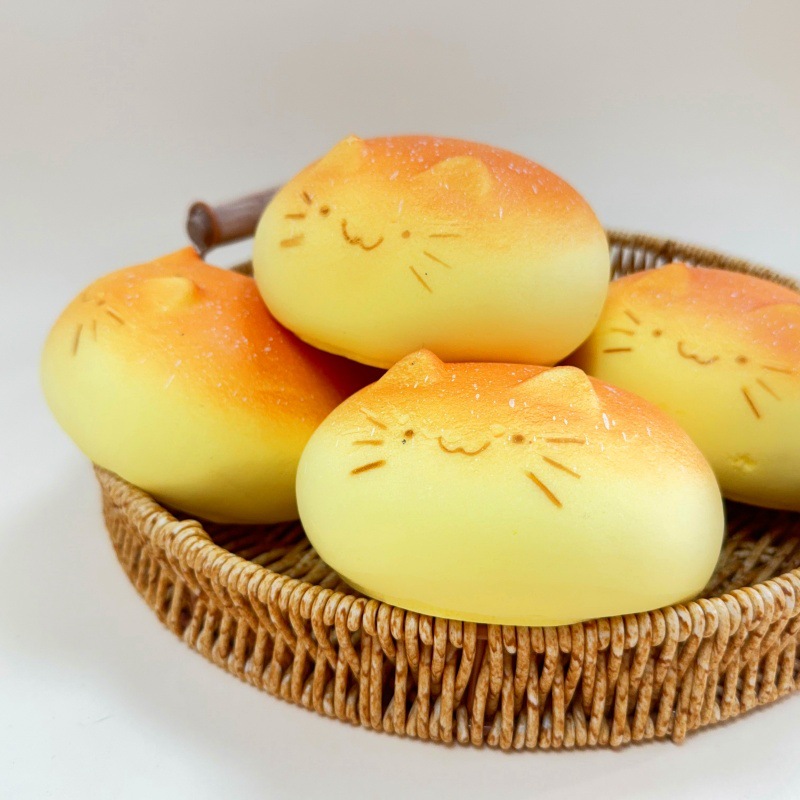 慢回弹小羊面包捏捏乐猫咪面包湿软手感解压玩具摆拍道具创意食玩产品图