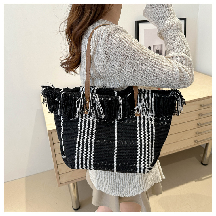 Cross-Border Canvas Bag, Fringed Handbag, Large-Capacity Portable And Simple Tote Bag, Commuting Fringed Bag, Retro Checkered Fabric Handbag, Single-Shoulder Handbag, Tote Bag, Women's Canvas Bag Application Scenario
