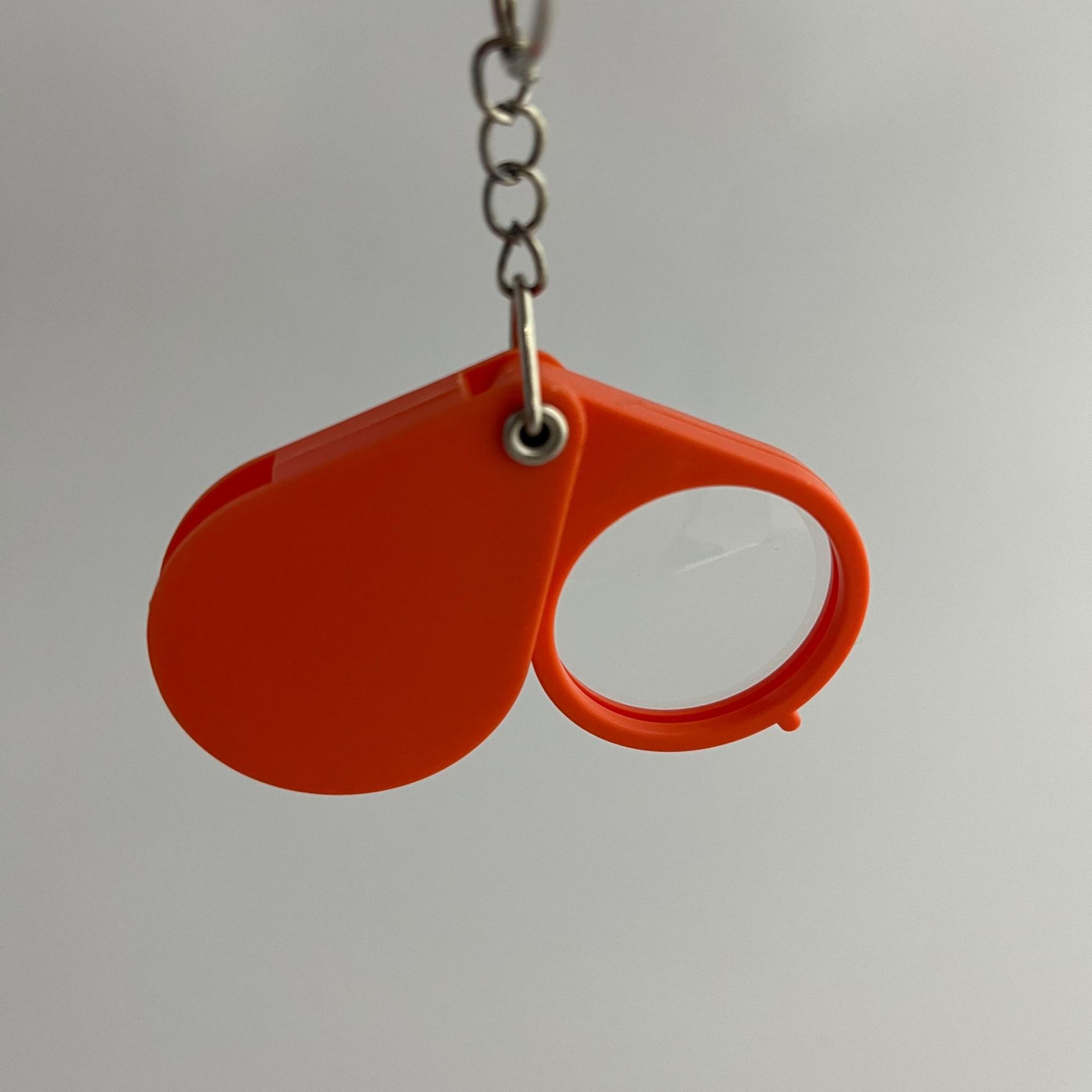 New keychain gift: 32MM plastic magnifying glass for students Application Scenario