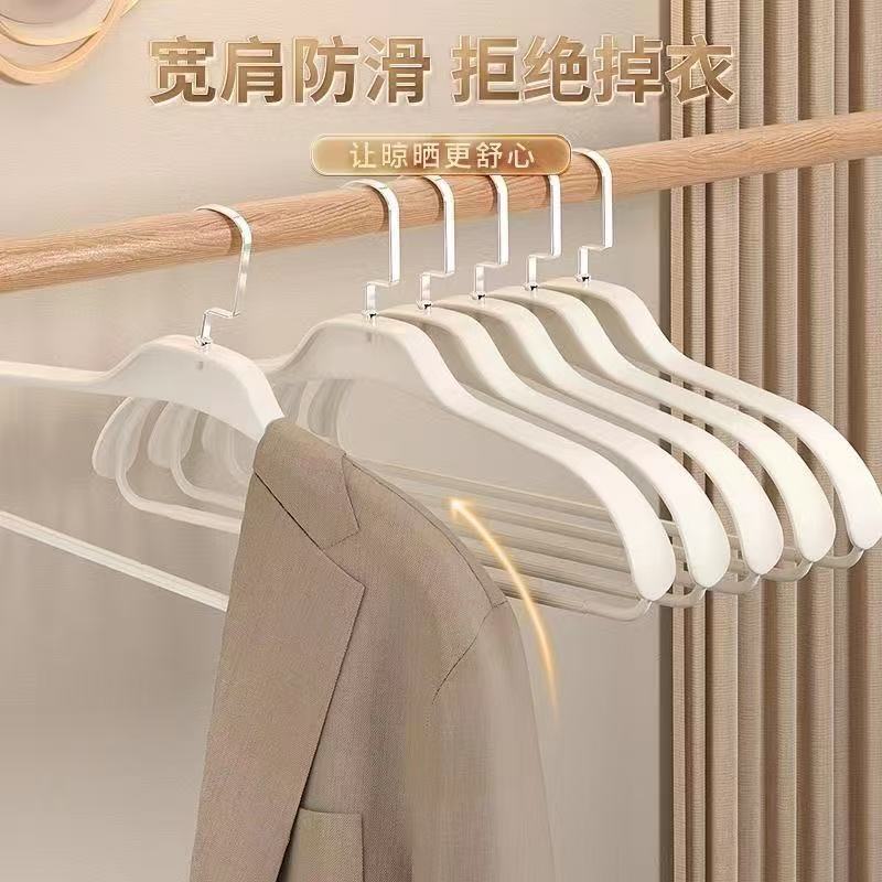 Clothes hangers, household clothes racks, clothes drying racks, adult clothes hangers, clothes drying racks, hooks, wide-shoulder clothes hangers for dormitories Application Scenario