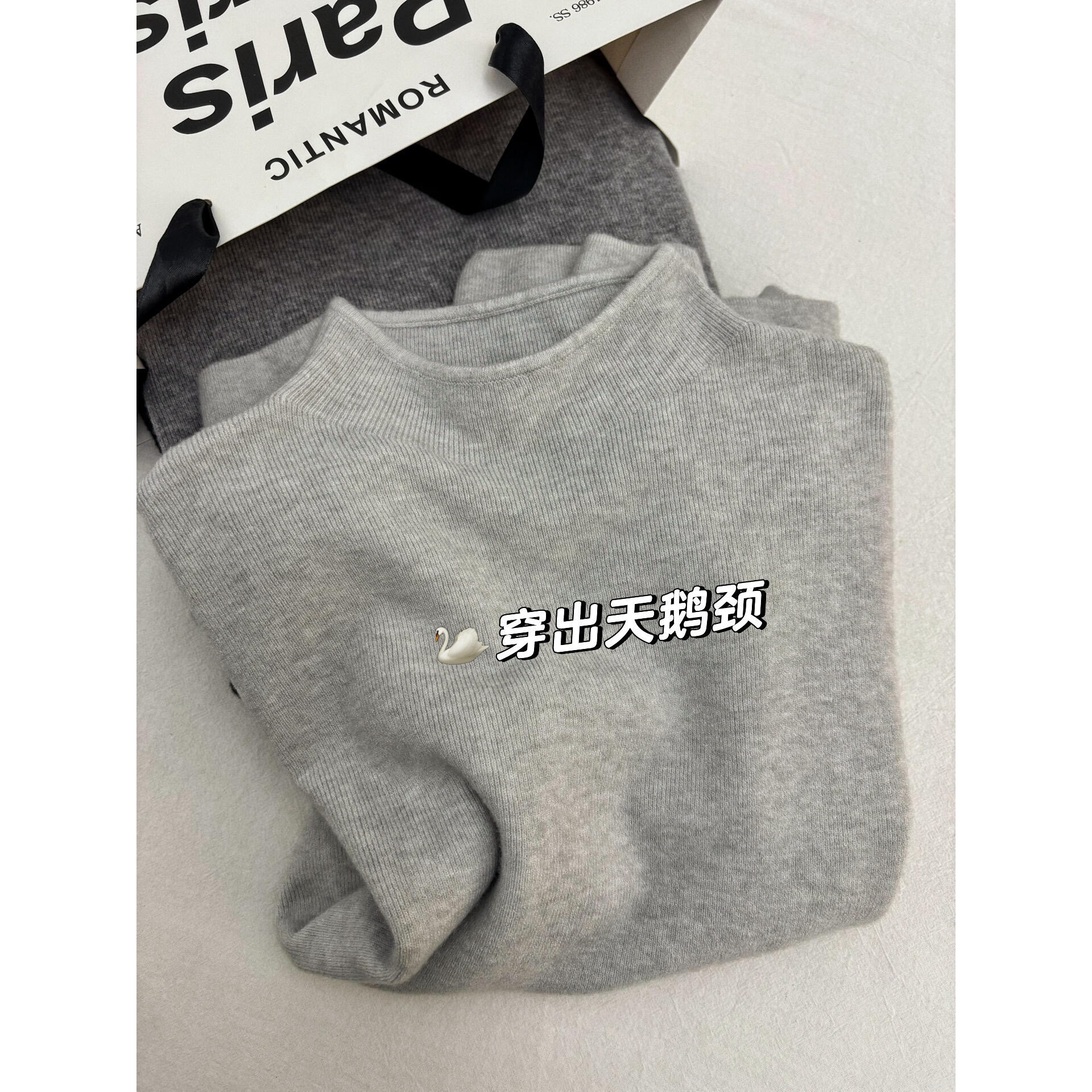 A small stand-up collar layering sweater with thickened fleece, a soft and soft base layer for women, a one-piece fleece inner layer for warmth in autumn and winter, long-sleeved details Picture