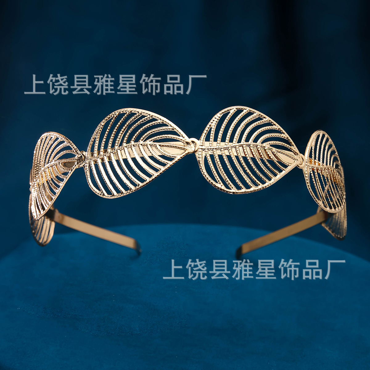 The new golden leaf hair band with a twist hair band exudes a simple and elegant charm. The leaf headband with a sense of hair pressing design is a hair accessory Application Scenario