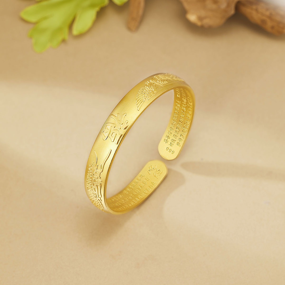 Wholesale Chinese-style copper gold-plated dragon and phoenix "Fu" character bracelets, new Chinese-style "Fu" character heart Sutra "ladies' open-top bracelets Application Scenario