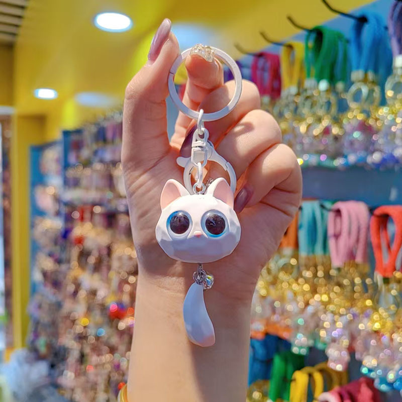 Creative cartoon resin cat keychains, men's and women's car key chains, exquisite couple schoolbag pendants, decorative gifts details Picture