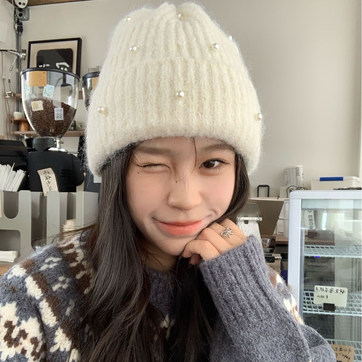 New autumn and winter heavy-duty pearl knitted woolen cap for women, a versatile ear-protecting knitted cap that makes the face look slimmer, keeps the head warm and cool details Picture