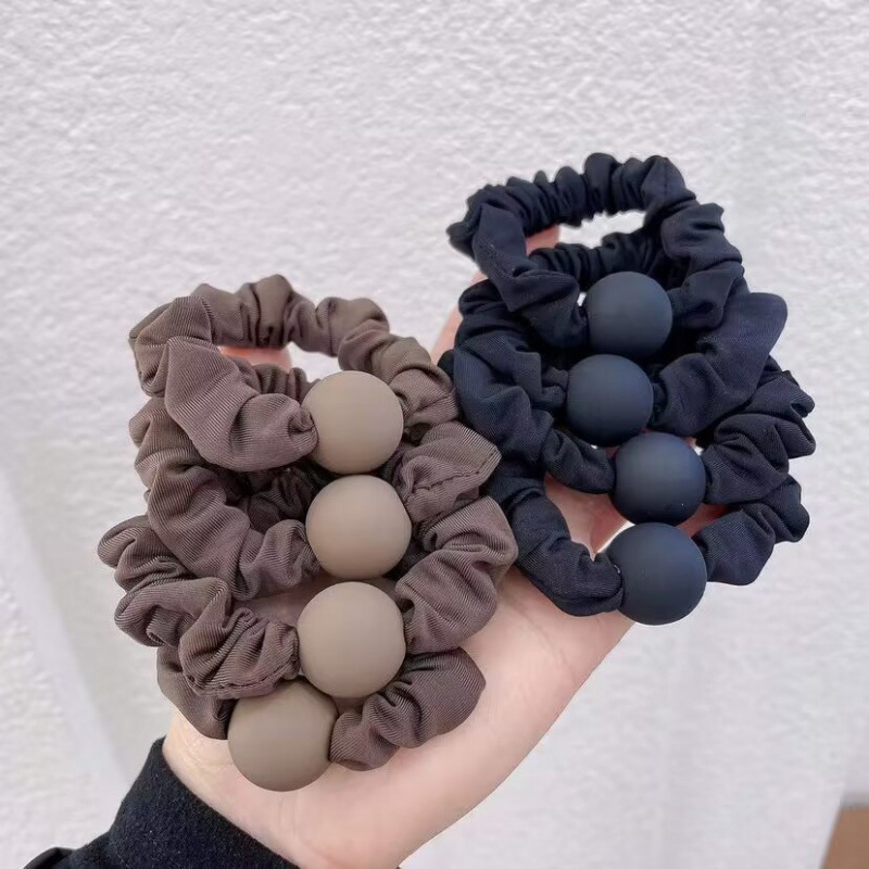 The matte round bead square simple hair band from Dongdaemun, South Korea, is a versatile and elegant hair accessory with a durable leather band Application Scenario