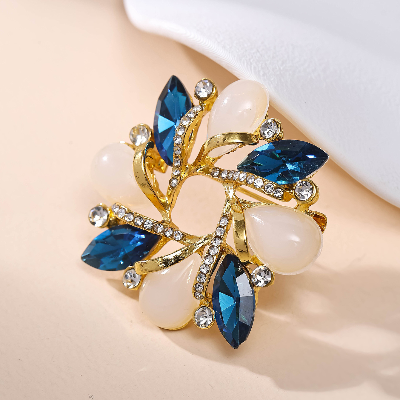 New Bauhinia cat's eye brooch, flower crystal full diamond brooch, silk scarf buckle, stylish and fashionable dual-purpose brooch wholesale