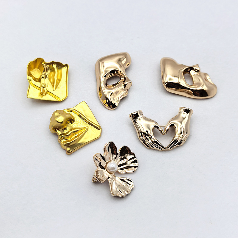 A niche design sense metal brooch with sunflower and lava texture, a decorative clasp for the neckline of a suit overcoat Specification image