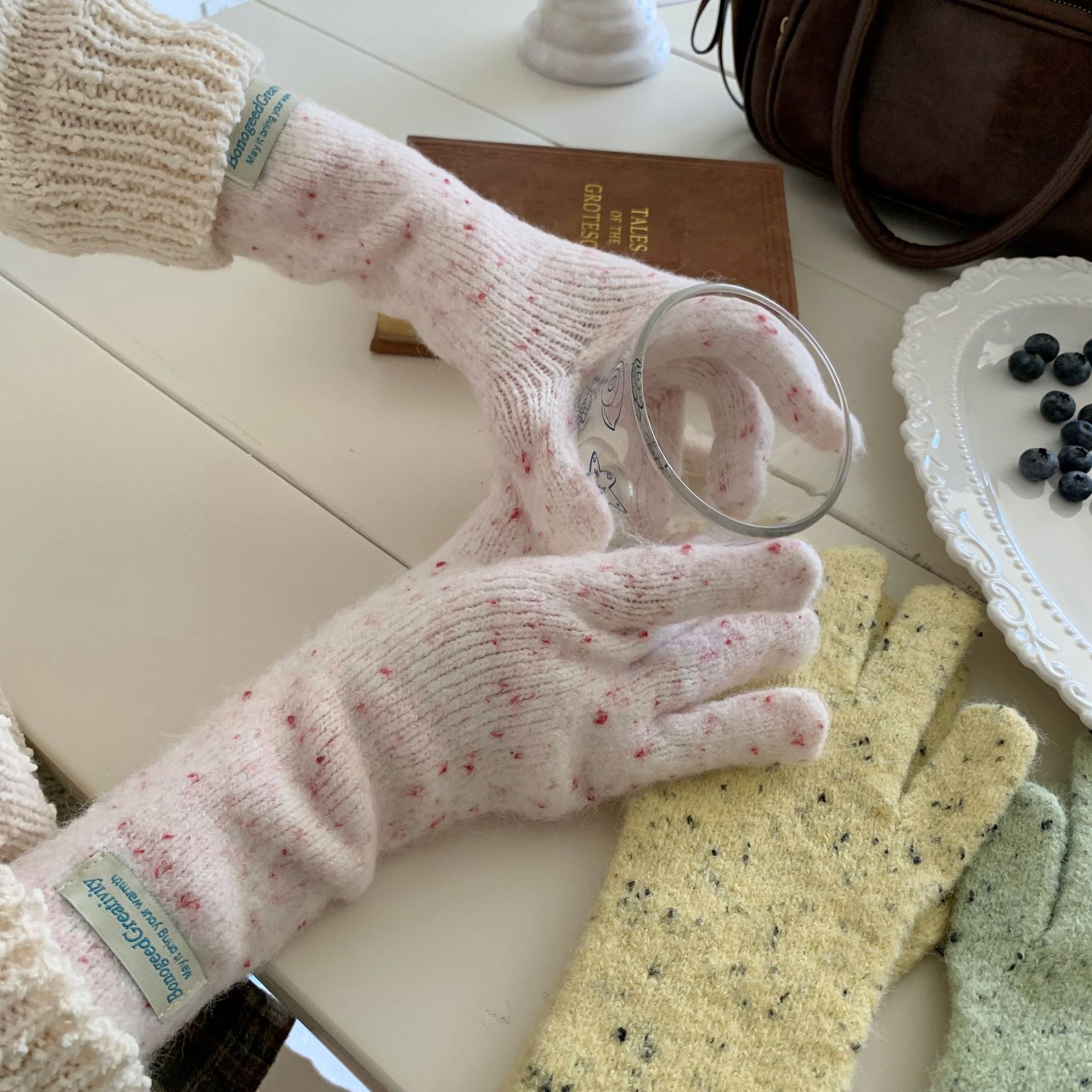 Korean bloggers' same style of dot yarn knitted woolen gloves for women, versatile and warm, simple five-finger cycling gloves for autumn and winter details Picture