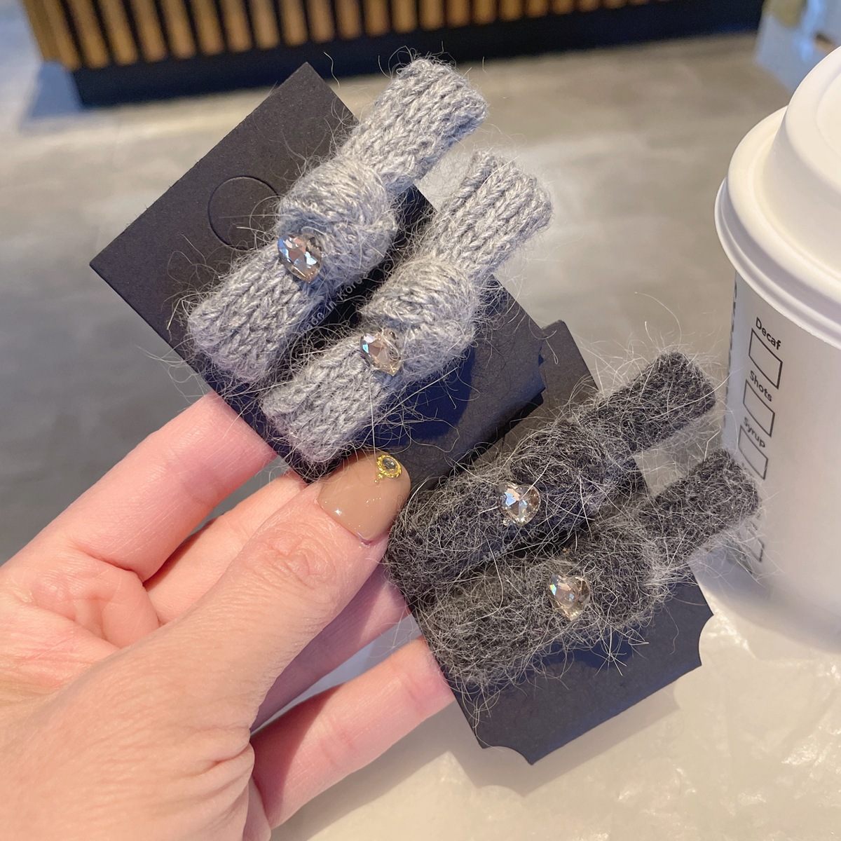 Grey high-end knotted knitted woolen duckbill clips, grey diamond hair clips, niche design side bangs clips details Picture