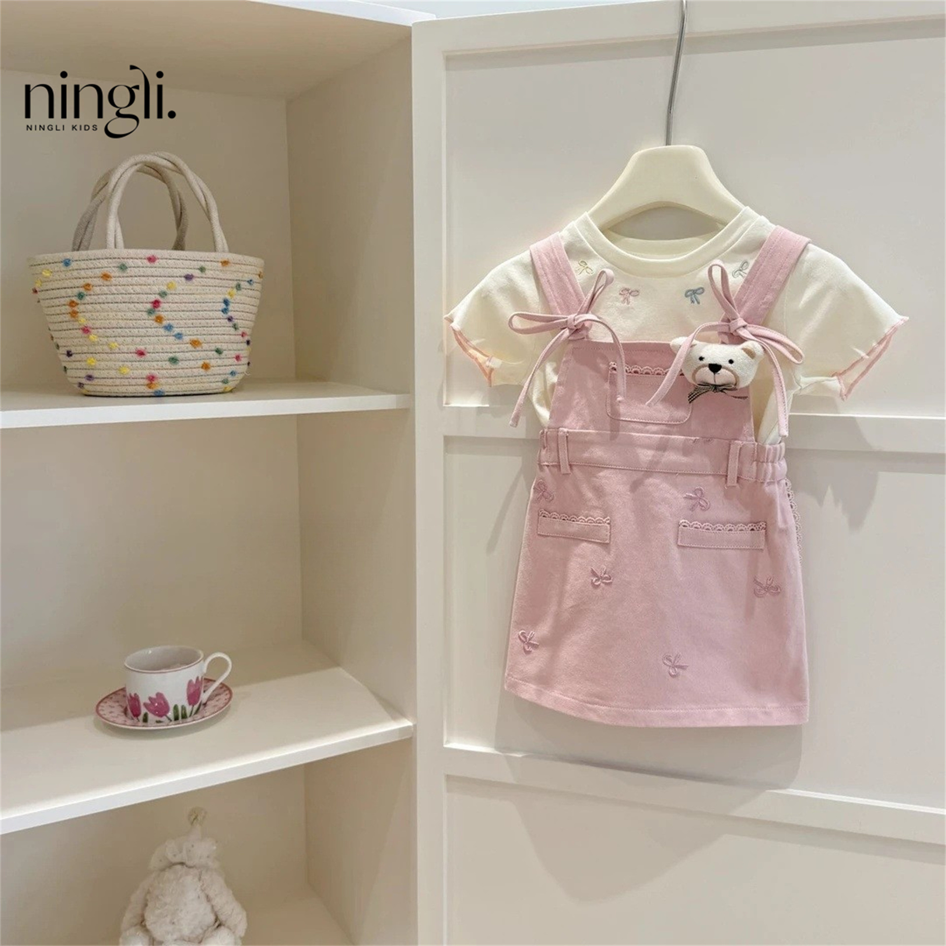 Ningli's new summer cherry blossom pink! The sweet and cool white and pink bow overalls T-shirt set for the baby girl is trendy details Picture