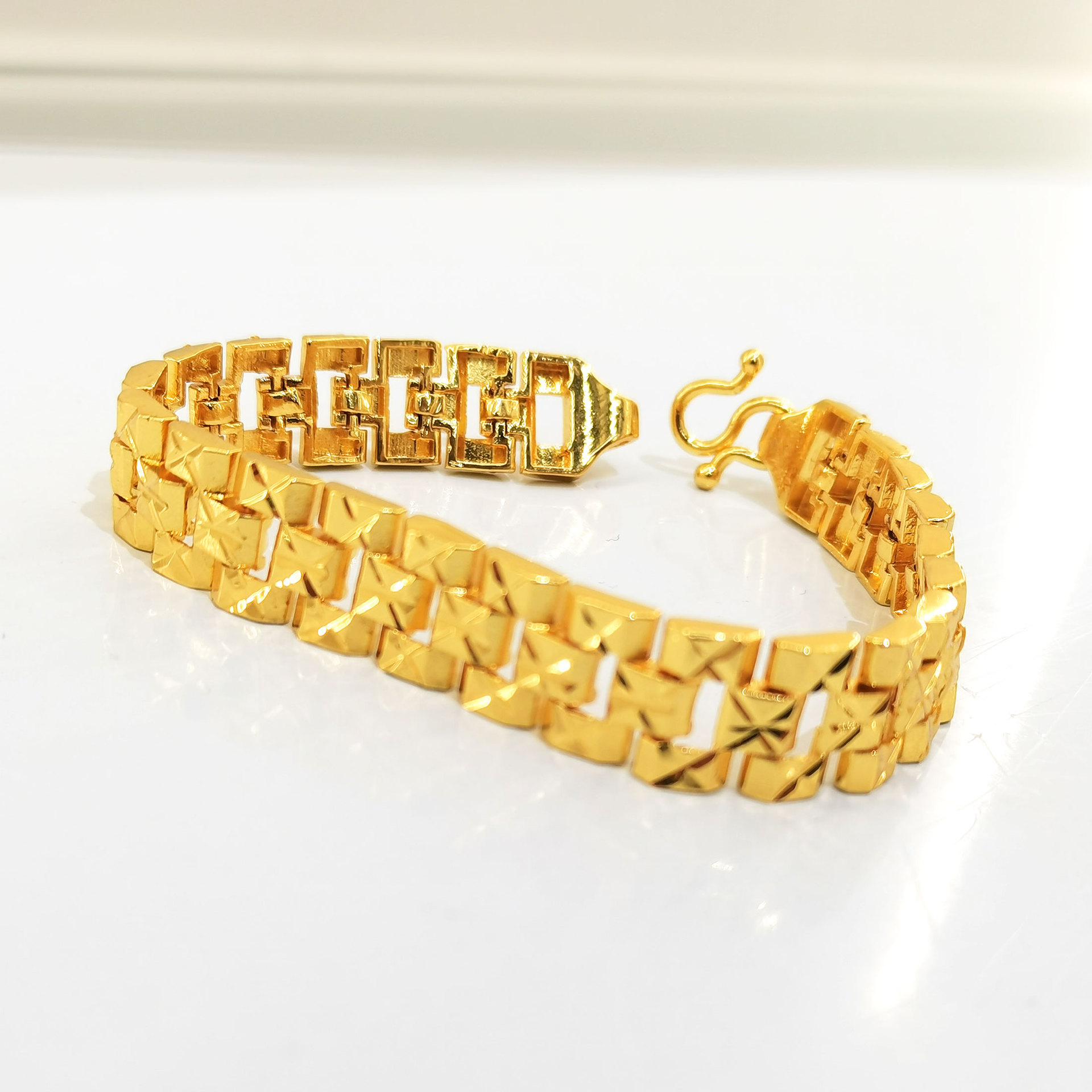 Xiangyunlong PI Xiu Long Feng brand bracelet for men, a light luxury and fashionable copper gold-plated watch bracelet accessory Application Scenario