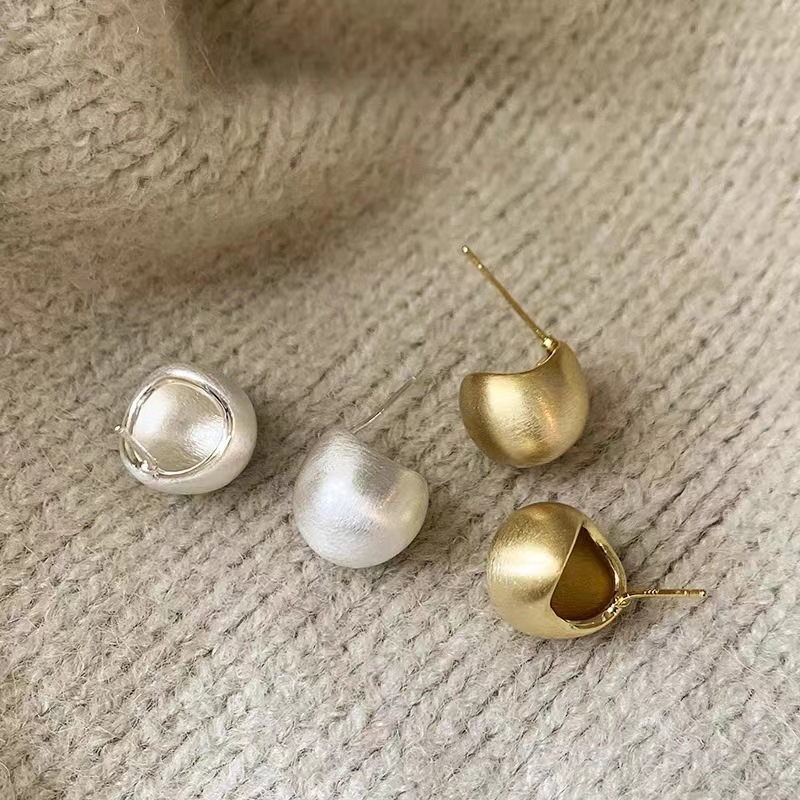 New Korean-style matte metal hemispherical ear studs, women's light luxury style earrings, high-end sense, fashionable and versatile ear studs wholesale Specification image