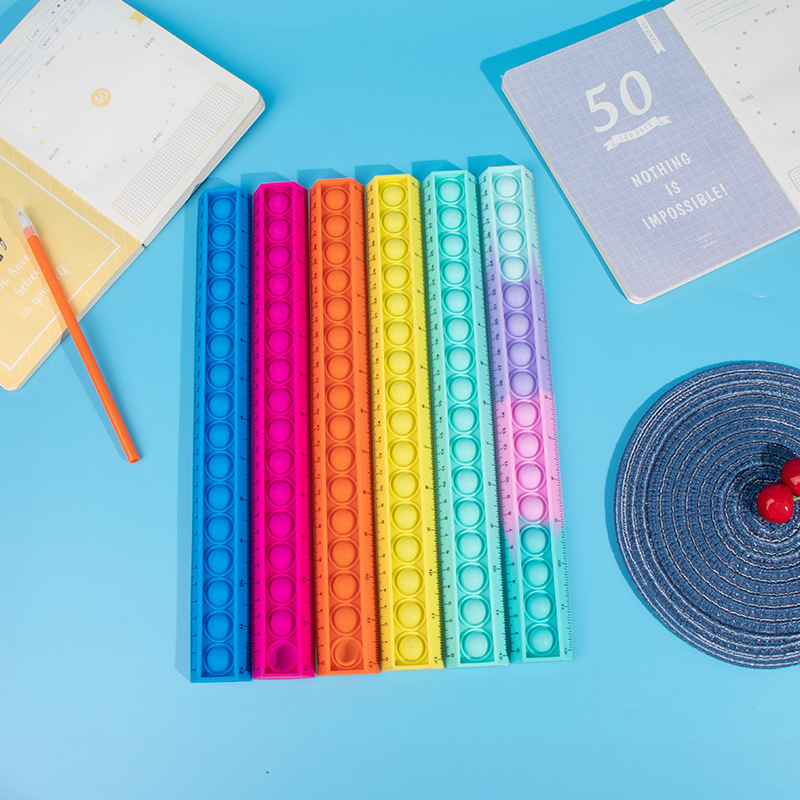 The pioneer silicone triangular ruler for rat extermination, a creative student right-angle ruler, bends and bends, constantly pressing bubbles details Picture