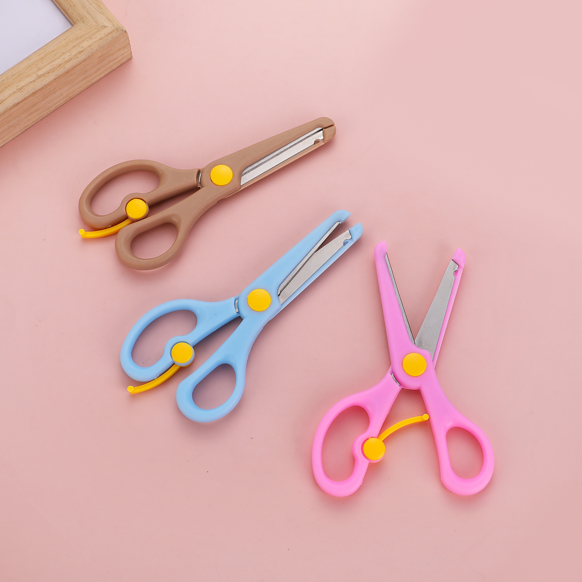 Donghe 2802 Student Scissors, Children's Primary School, Kindergarten Handicraft paper-cutting, Art Homework Scissors Specification image