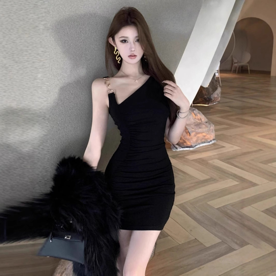 辣妹高级性感斜肩黑色吊带连衣裙女夏季修身气质御姐包臀约会短裙