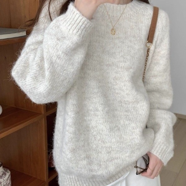 A laid-back oat sweater for women in the 2025 autumn and winter season, featuring a fashionable, soft and warm new look. It's a loose knitted pullover