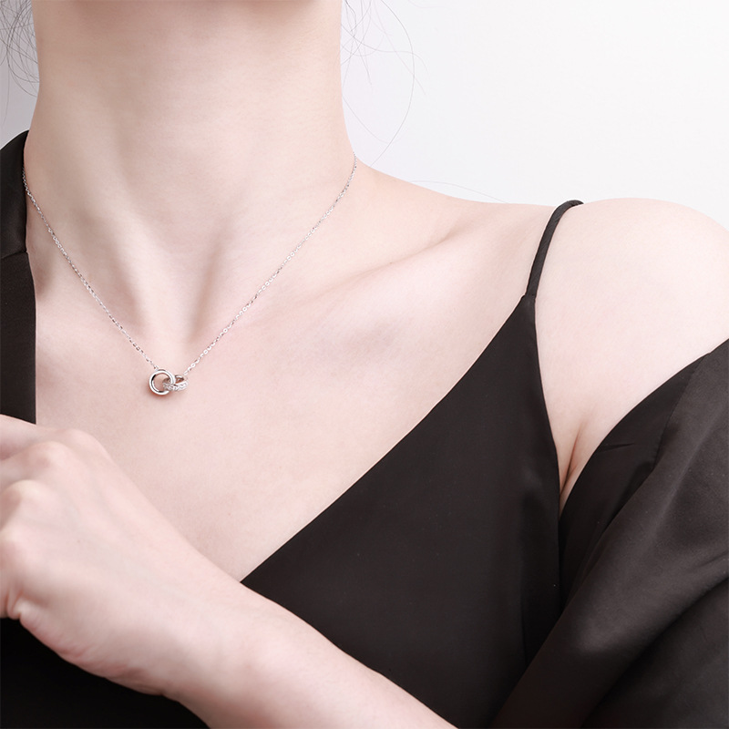 New internet-famous necklace, versatile for women, niche design, high-end and elegant double-ring collarbone sweater chain, silver jewelry wholesale