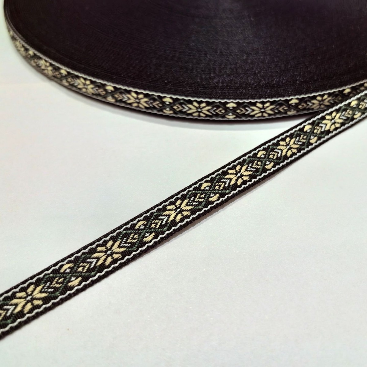 تطريز يدوي من طراز Dy Black Plas، مزود بشريط شعر، مع حزمة حزامية جانبية لملابس العرض Specification image