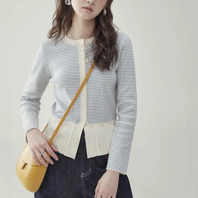 "North Island" multicolor striped pleated hem knitted sweater is a new, niche long-sleeved top for women in early spring "North Island" multicolor striped pleated hem knitted sweater is a new, niche long-sleeved top for women in early spring