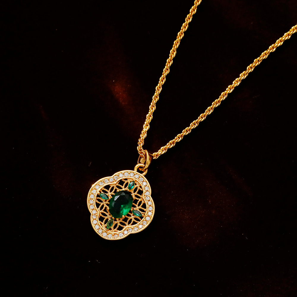 Hyacinth retro Hong Kong-style emerald zircon pendant necklace, a best-selling sweater chain and light luxury collarbone chain on Douyin in autumn and winter 2025