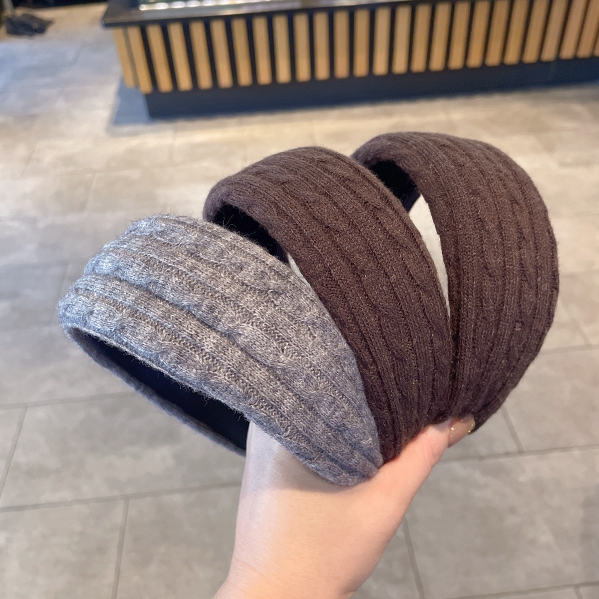 Korean-style autumn and winter woolen knitted wide-edge hair band for women, high top pressure hair band for the head, versatile for daily use, and outdoor hair clips