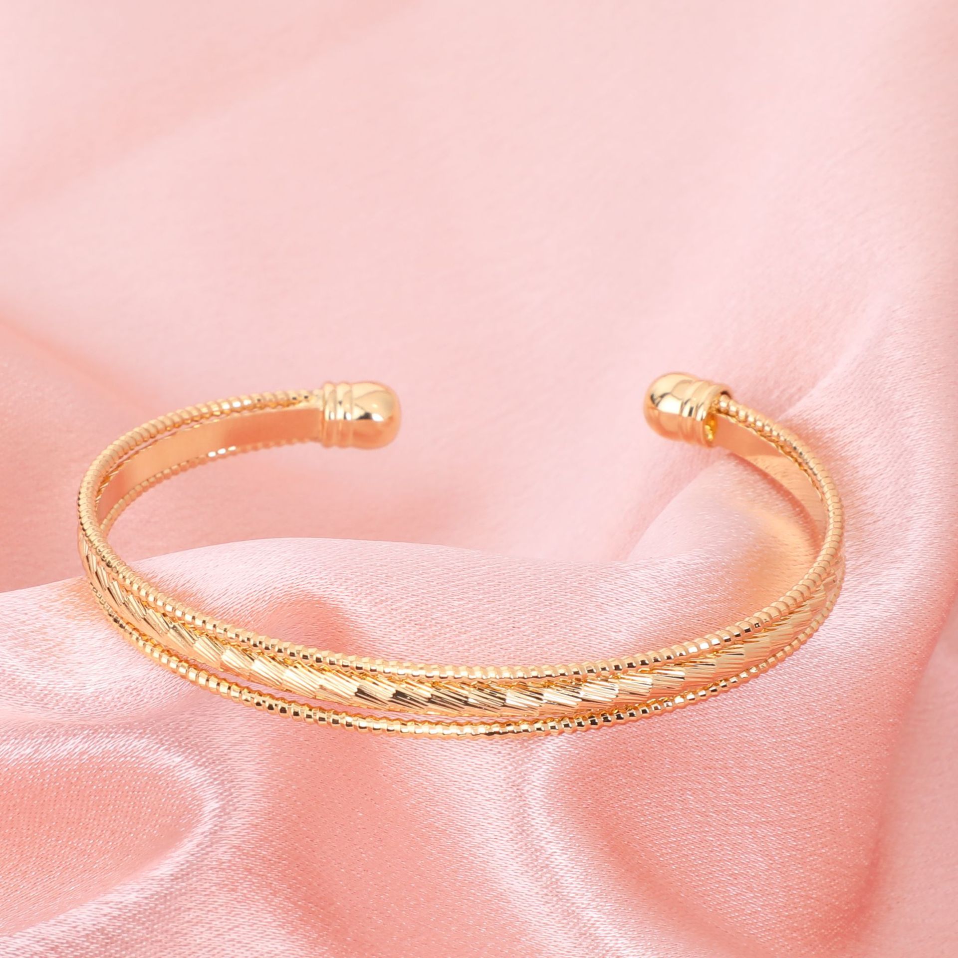 Light luxury copper-plated 18k gold-plated bracelet, with a high-end feel and a niche style. This bracelet is versatile and does not fade. Wholesale from a jewelry manufacturer Specification image