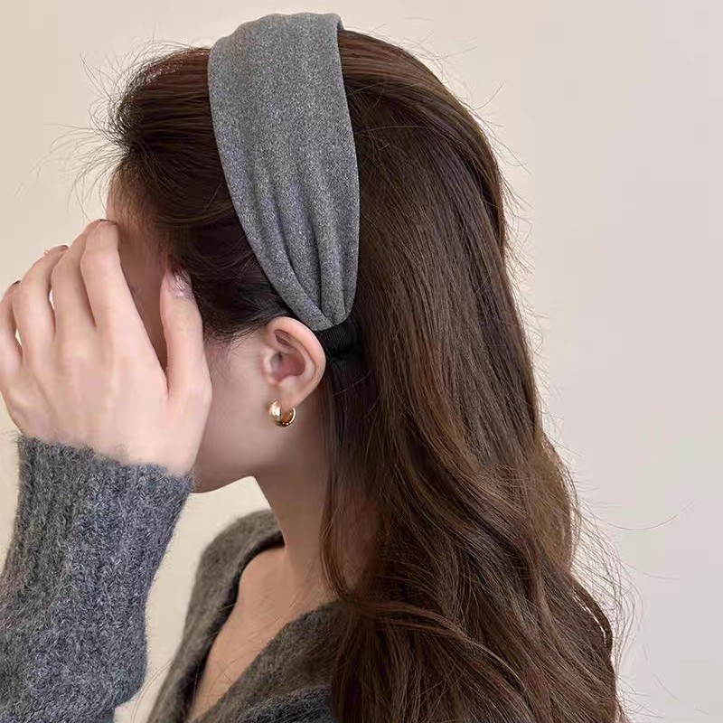 2025 New daily wear wide-edge hair bundles, hair bands, women's high hair pressure, grey hair bands on the top of the head, hair clips, travel headbands details Picture