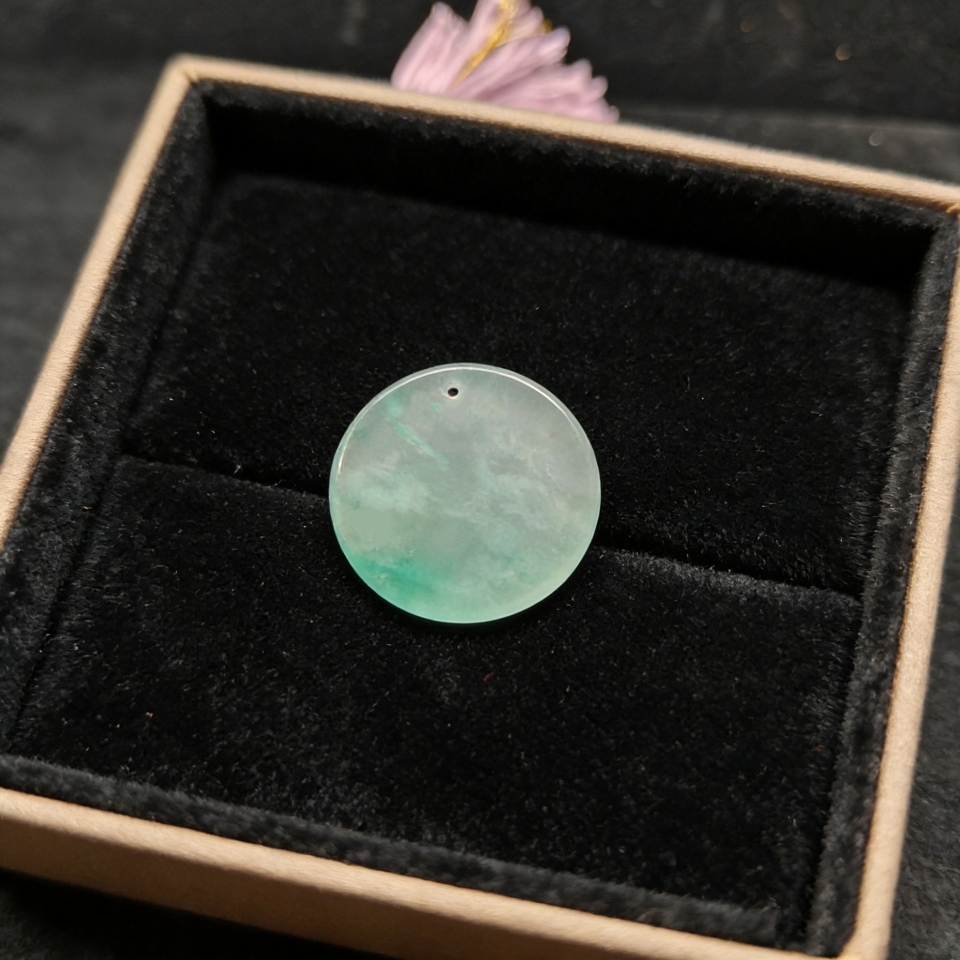 Natural African jade pendants, unadorned jade pendants, handcrafted jade pendants, diy materials, jewelry accessories wholesale Application Scenario