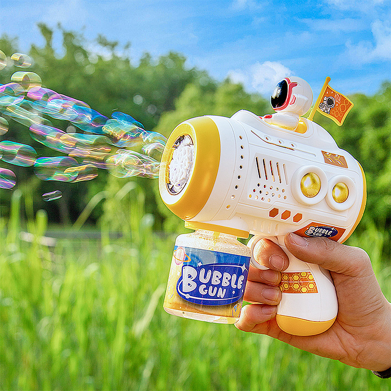 新款全自动儿童手持电动宇航员泡泡枪男孩女孩防漏太空泡泡机批发产品图
