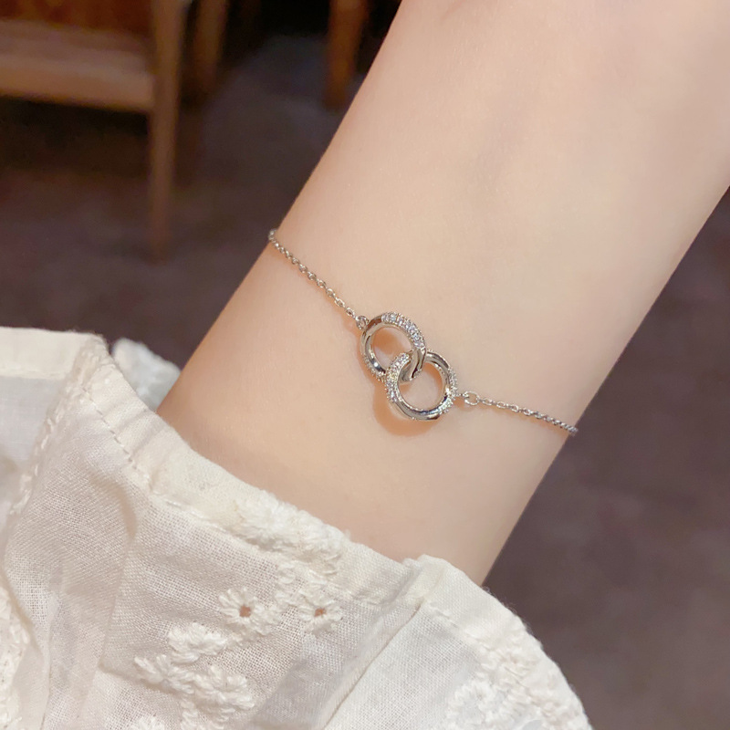 Wholesale of niche, fashionable and simple, interlocking circular bracelets for women, with a unique and elegant temperament, light luxury and versatile design sense Application Scenario