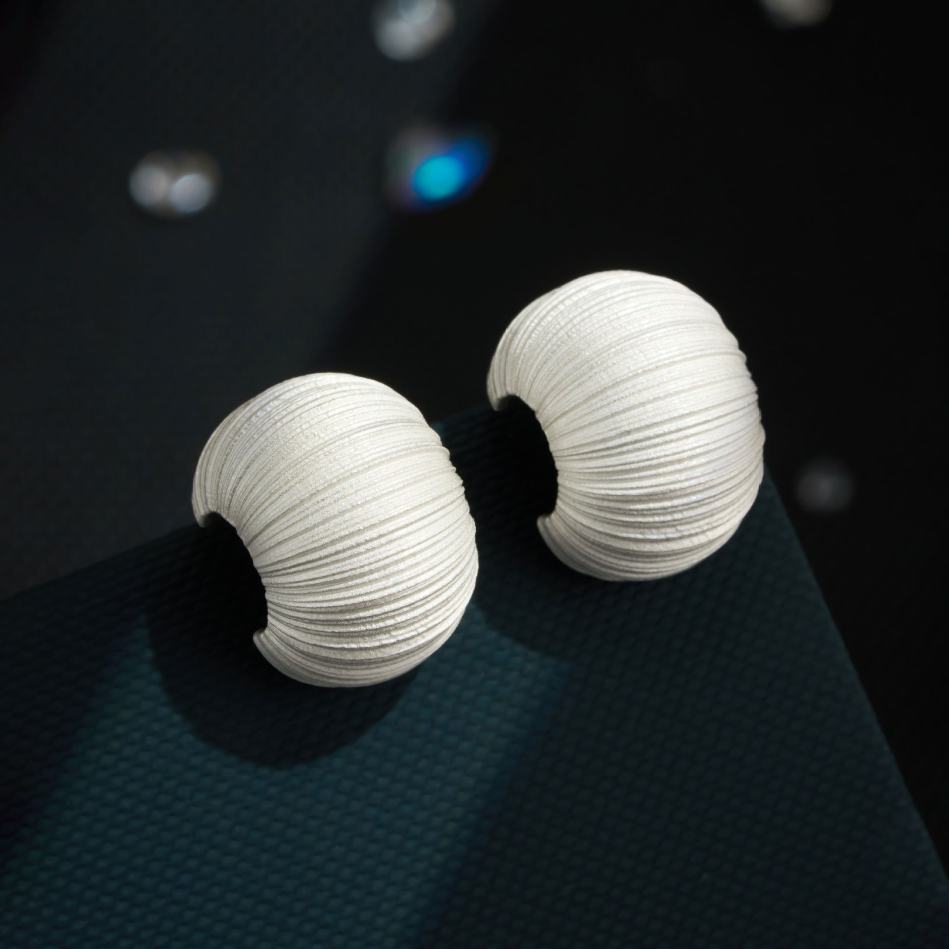Fuente de fábrica vintage cepillado C redondo curvo pendientes oro y plata dos colores s925 agujas de plata nicho premium earpieces details Picture