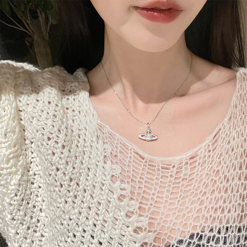 Titanium steel non-fading Western-style queen necklace, pearl Saturn paperclip pendant, light luxury niche accessory, high-end accessory Application Scenario