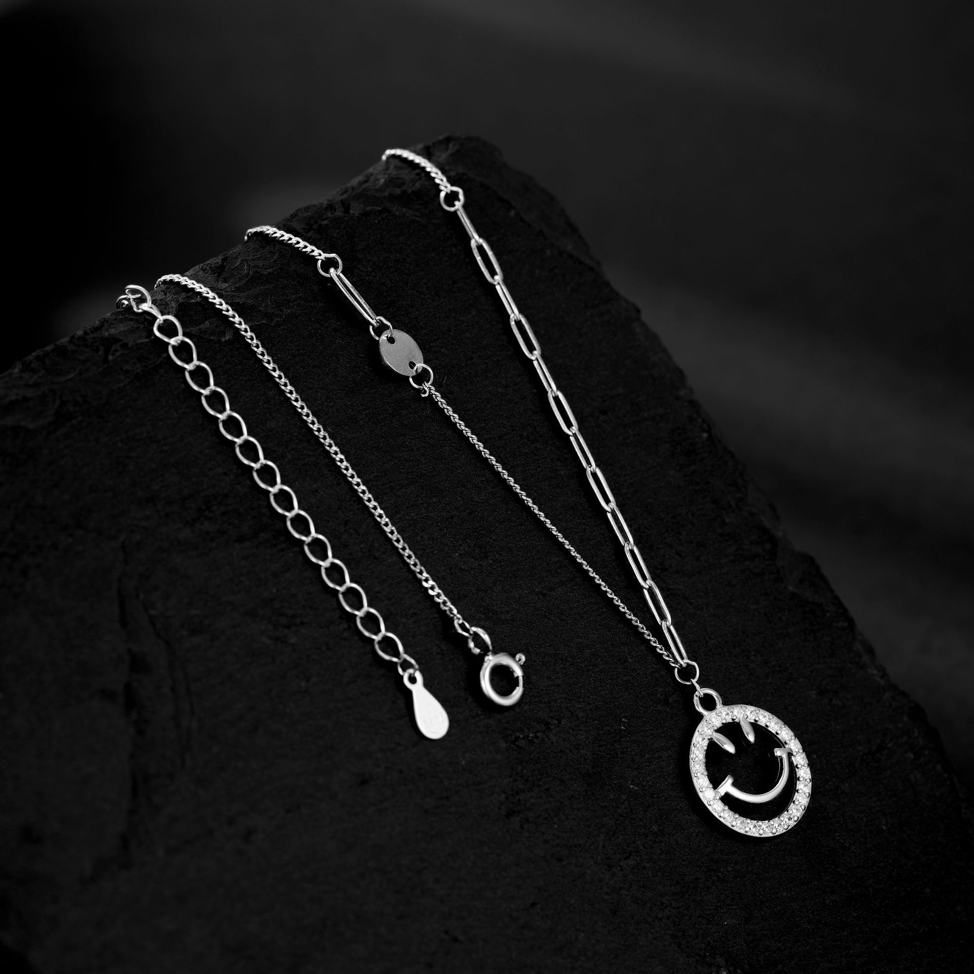 S925 sterling silver Smile Necklace for women, Korean version with diamond-encruted emoticons, smiling face pendant, versatile and elegant necklace, one-piece delivery Application Scenario