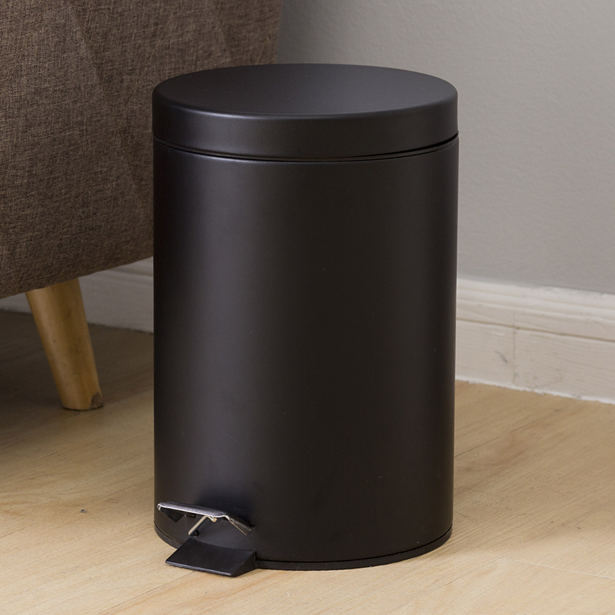 Wholesale of matte black round flip-top trash cans, household slow-lowering silent foot-operated cleaning buckets with LIDS
